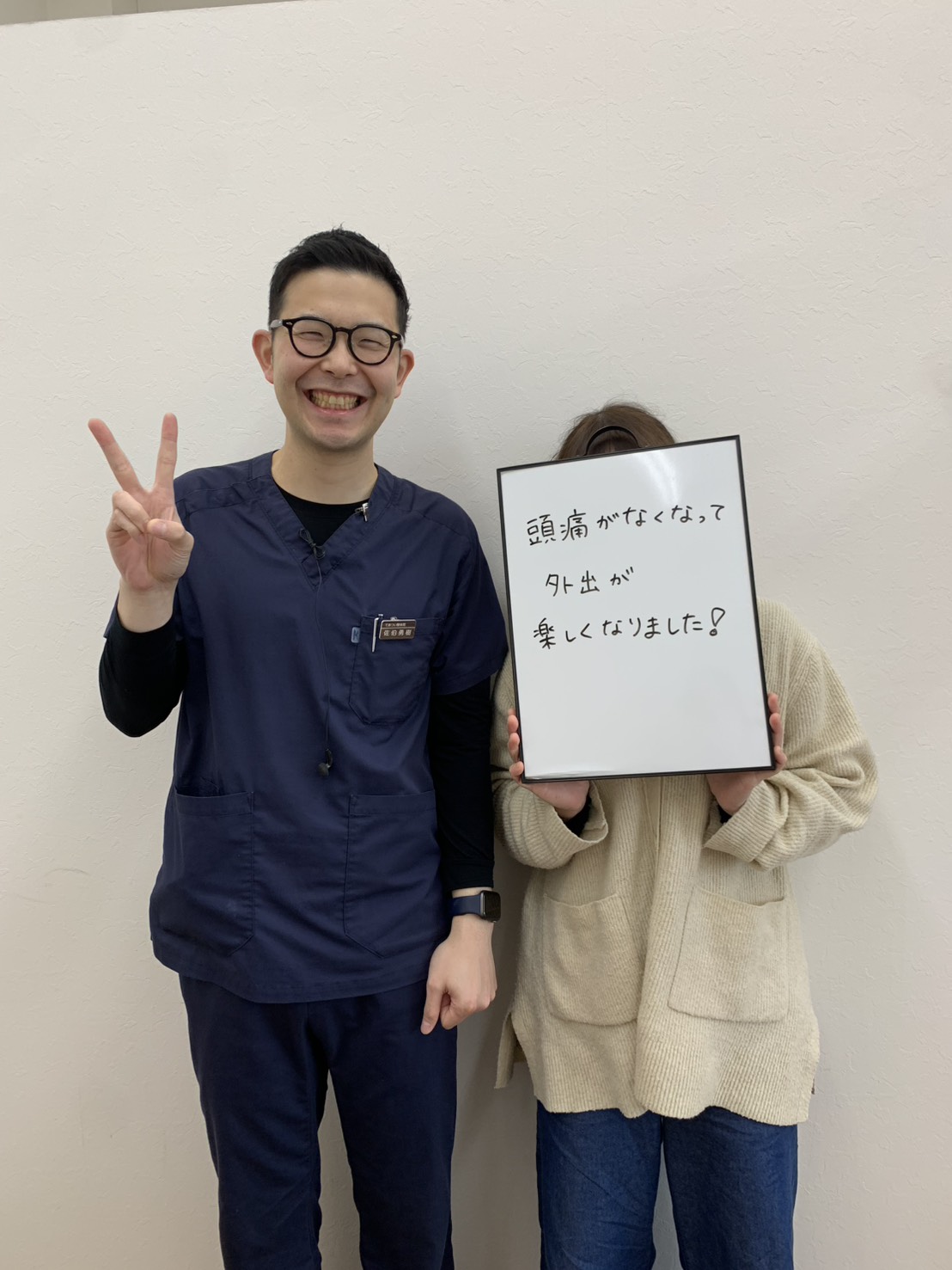 J様直筆メッセージと担当者と一緒の写真
