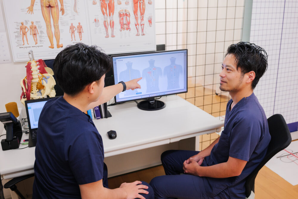 なぜ姿勢は “継続” で家族に気づかれるほど変わるのか ── 慢性腰痛の代償運動パターン再学習を軸②×L2で読み解く(Hodges & Tucker 2011)