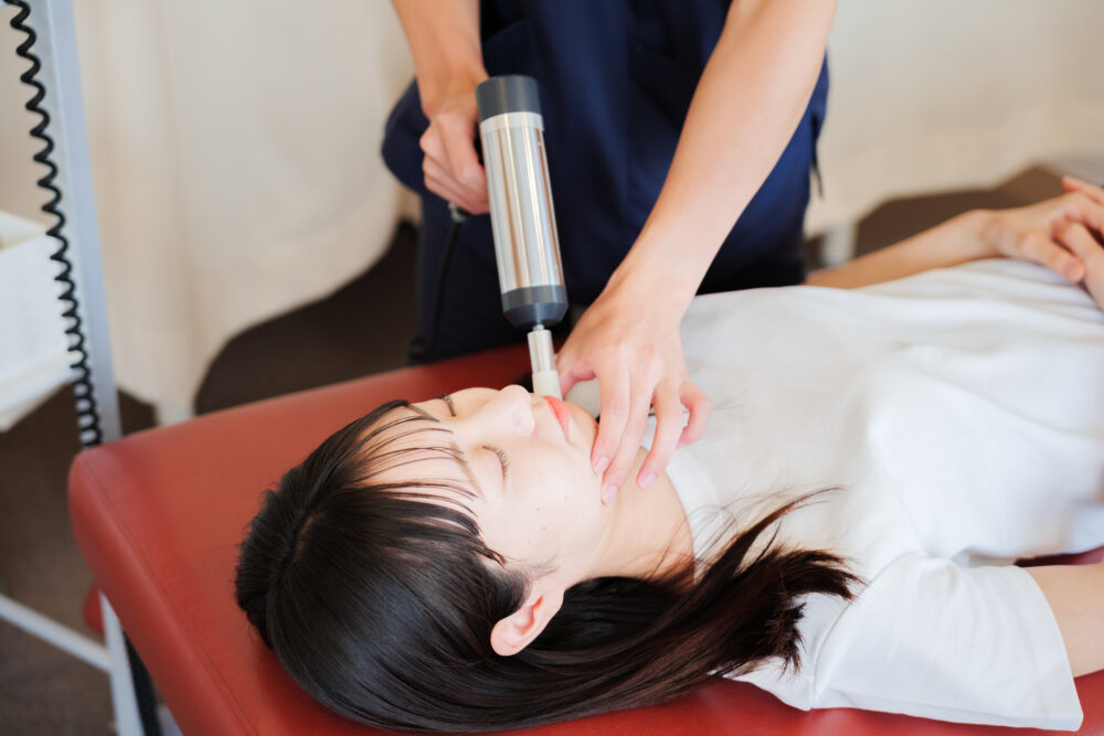 膝と足首の可動域制限が「戻りにくくなる」構造 ── 軸②小脳・大脳基底核の学習パターン固定化から読み解くメカニズム