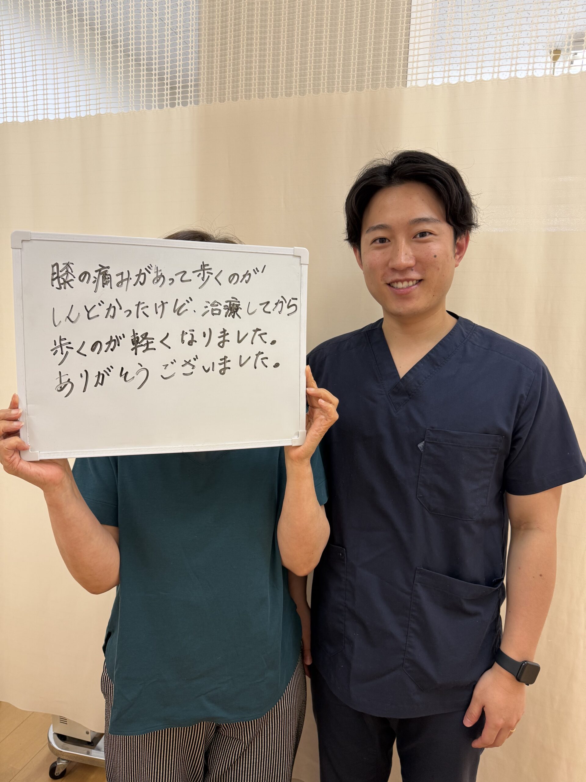 階段を降りる時の膝痛改善のケースについて、K様からの直筆メッセージ。「膝の痛みがあって歩くのがしんどかったけど、歩くのが軽くなりました。ありがとうございました」(てあつい整体院 井口台院)